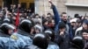 На протяжении всего митинга ОМОН сохранял бдительность и был готов подключиться в любую минуту