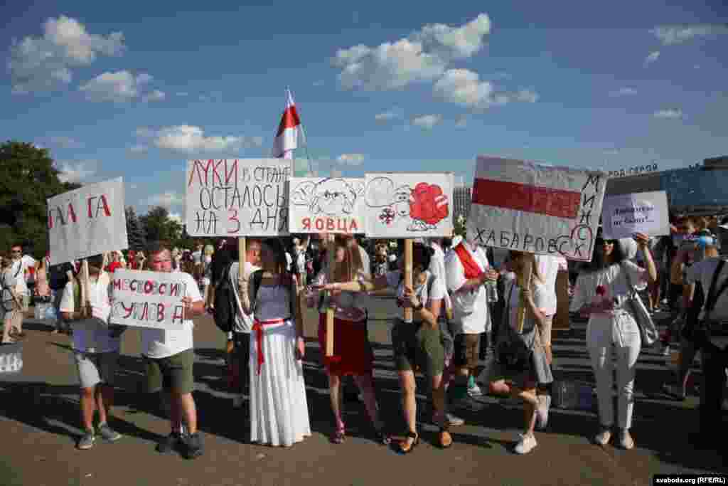 Ubrzo nakon izbora 9. avgusta na kojem su mnogi kandidati blokirani od učešća, Lukašenko je antivladine demonstrante nazvao &quot;ovcama&quot; koje su organizovali &quot;lutkari&quot; iz inostranstva. Na maršu za slobodu u Minsku, žena (u sredini) drži znak na kojem piše: &quot;Ja sam ovca.&quot;