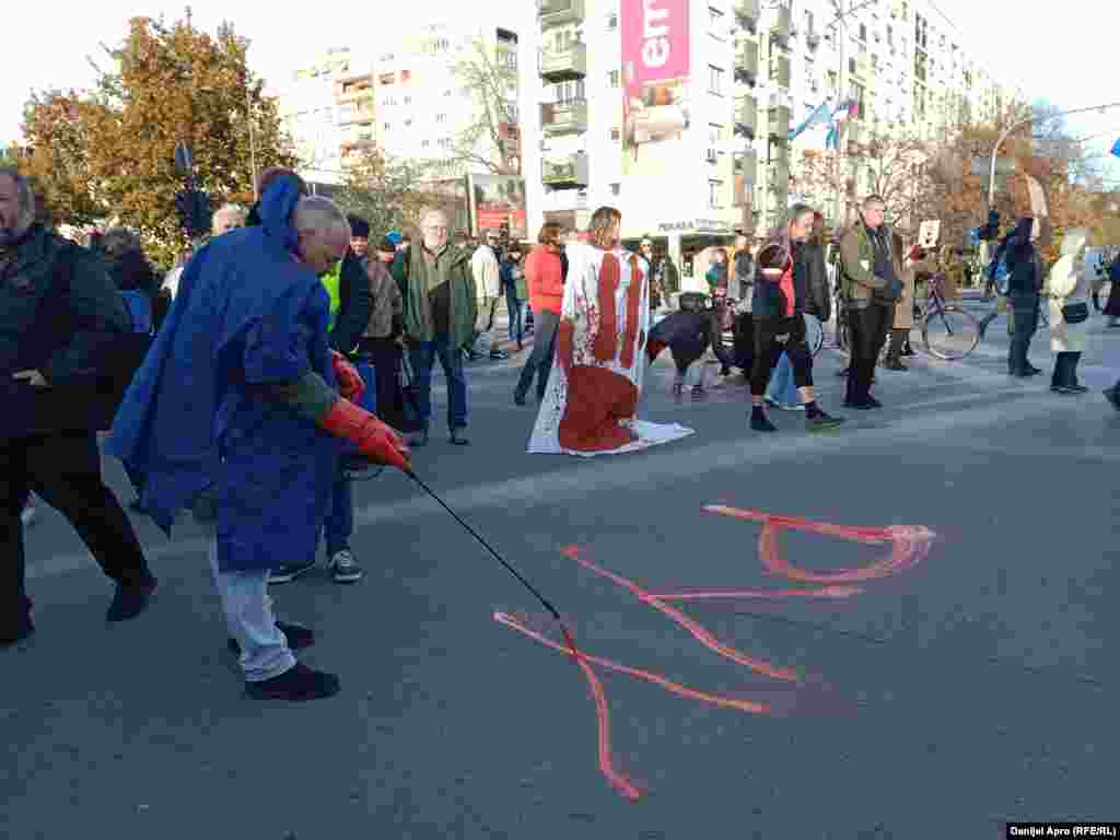 Ispisan natpis "Bulevar krvavih ruku".