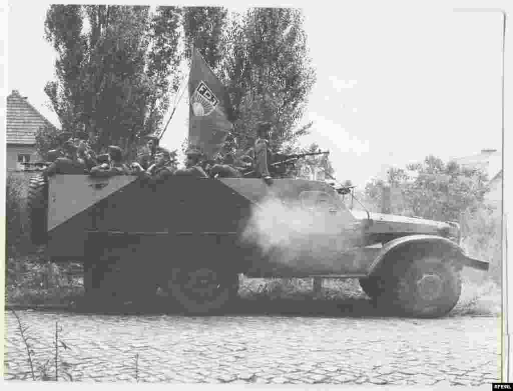 Podijelom Berlina podijelila se i vojska. Na fotografiji zabilježene trupe Istočne Njemačke, 13. avgust 1961. 