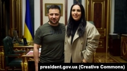 Архивска фотографија, украинскиот претседател Володимир Зеленски и украинската пејачка Џамала во Киев, 29 ноември 2022