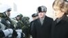 Президент Атамбаев и глава Пограничной службы ФСБ РФ Владимир Проничев, 18 января в Бишкеке. 