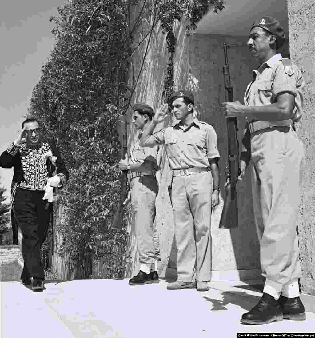 Iranski diplomata Reza Saffinia salutira izraelskim vojnicima dok ulazi u rezidenciju prvog predsjednika Izraela, Chaima Weizmanna, u blizini Tel Aviva 1950. godine.Godine 1950. Iran je prekinuo s politikom svojih arapskih susjeda tako što je neformalno priznao mladu jevrejsku državu.