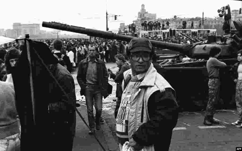 Люди перед російським Білим домом у Москві, 21 серпня 1991 року.