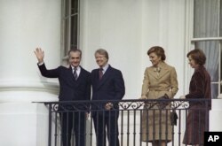 Američki predsjednik Džimi Karter, iranski šah Reza Pahlavi i njegova supruga Farah i prva dama Rozalin Karter na balkonu u Bijeloj kući u Vašingtonu 15. novembra 1977. godine.