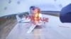 Na videosnimci ukrajinskog drona koji napada zračnu bazu Belaja, blizu ruske granice s Mongolijom, vidi se ruski vojni avion u plamenu.