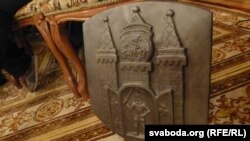 Накладкі на агароджу моста — герб Магілёва і выява льва