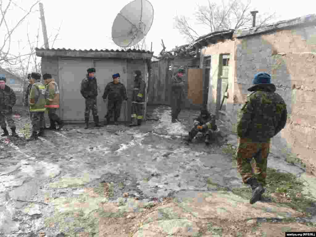 Жарылыс болған үйдің маңында жүрген төтенше жағдайлар жөніндегі басқарма мамандары. 