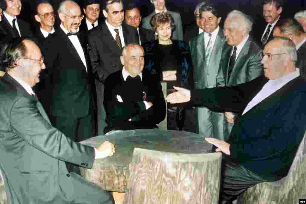 Gorbačov i njegov ministar inostranih poslova, Eduard Ševardnadze, sastaju se sa kancelarom Savezne Republike Njemačke, Helmutom Kohlom, te njemačkim šefom diplomatije, Hans-Dietrichom Genscherom, kako bi diskutovali o uslovima za ponovno ujedinjenje Njemačke, 15. juli 1990.