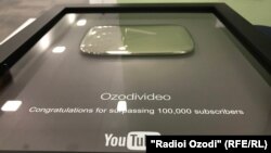 Срэбраная кнопка YouTube, ілюстрацыйнае фота