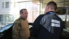 Представник угруповання «ДНР» Равіль Халіков говорить із заступником голови спеціальної моніторингової місії ОБСЄ Олександром Хугом, Донецьк, 5 листопада 2014 року