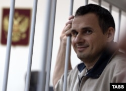 Український режисер Олег Сенцов під час засідання суду у Москві. Грудень 2014 року