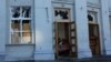 Вхід до будівлі Черкаської ОДА після першого штурму, 24 січня 2014 року