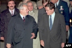 Slobodan Milošević stiže na mirovne pregovore u Dejtonu u pratnji Ričarda Holbruka.