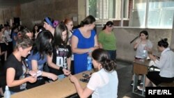 Для учеников негрузинских школ уже второй год действует льготная система