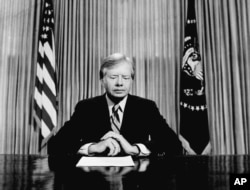 Američki predsjednik Karter priprema se za svoje obraćanje američkoj televizijskoj publici iz Ovalnog ureda 25. aprila 1980., kada je saopštio da je njegova odluka da pošalje spasilačku misiju u Iran završila katastrofom sa osam poginulih vojnika tokom neuspješne operacije Orlova kandža.