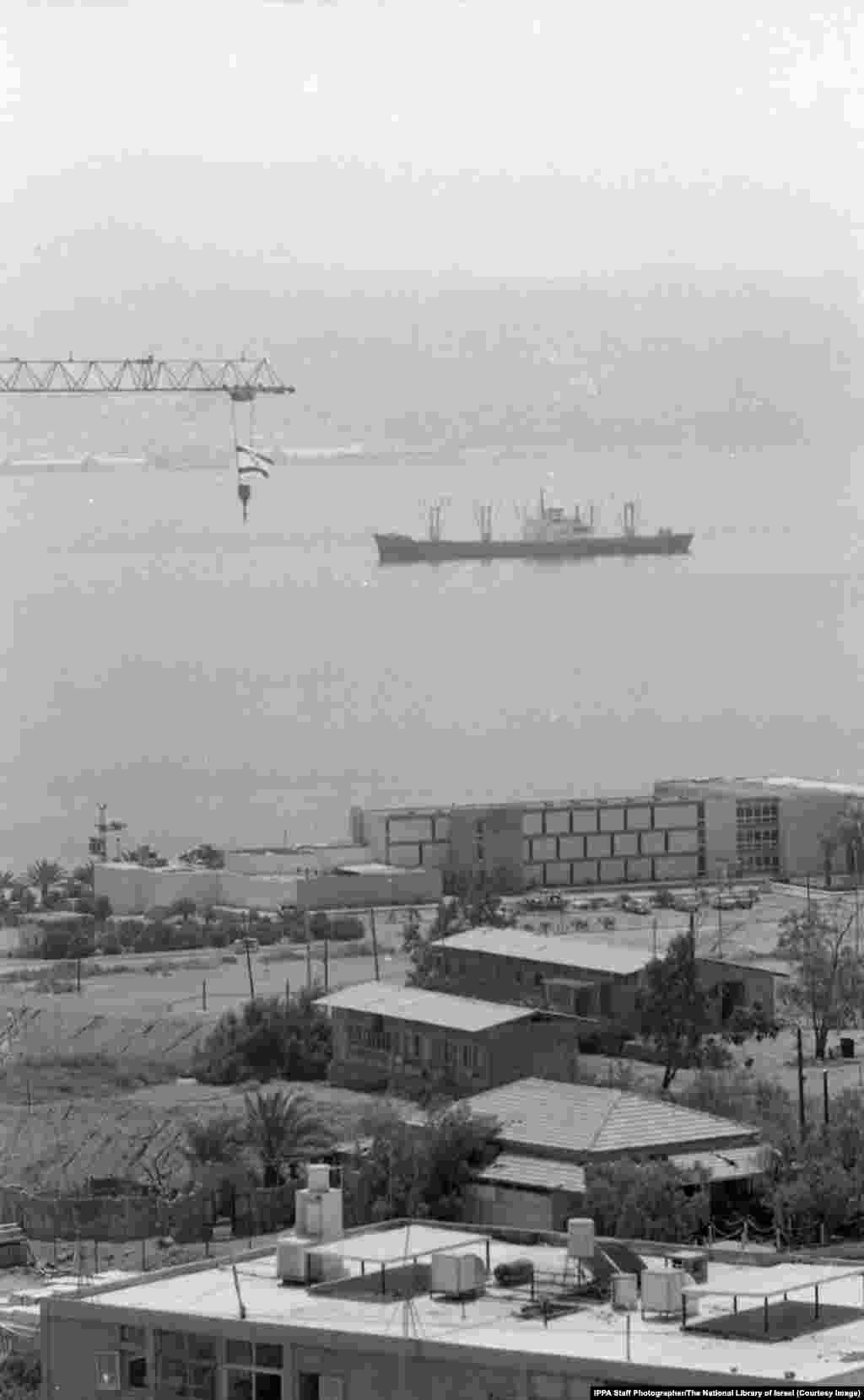 Iranski tanker s gorivom stiže u izraelsku luku 1975. godine.Nakon Šestodnevnog rata 1967. godine, arapsko neprijateljstvo prema Izraelu i njegovim saveznicima dovelo je do međunarodne naftne krize. Iranska nafta tada je predstavljala spas za Izrael.