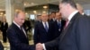 Про неоприлюднені телефонні переговори президентів України та Росії Петра Порошенка (п) і Володимира Путіна стало відомо пресі. На фото: рукостискання перед початком переговорів у форматі Україна – ЄС – «Євразійська трійка», Мінськ, 26 серпня 2014 року