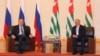 После завершения встречи Рауль Хаджимба и Сергей Лавров вышли к журналистам, проинформировали об обсуждавшихся темах и ответили на вопросы