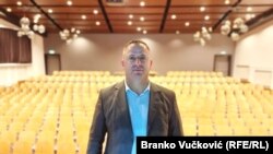 Bez diploma nema zapošljavanja, a bez posla nema uslova za život, ocenio je za RSE Kujtim Sadriu, direktor nevladinog Centra za istraživanje i monitoring (CZIM) iz Preševa.