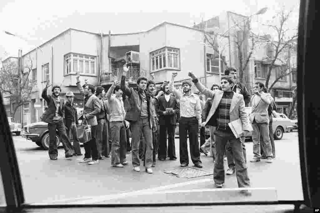Iranski studenti su na protestima u Teheranu 28. novembra 1978. uzvikivali “Smrt šahu!”. Šah Muhamed Reza Pahlavi vladao je Iranom od 1941. godine. Dok je modernizovao zemlju, nasilno je potiskivao političke slobode.
