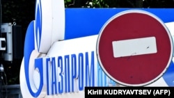 Logo ruske kompanije Gasprom na jednoj od benzinskih stanica u Moskvi, 11. jul 2022.