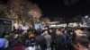 Građani na protestu sa kojeg je zahtevano uklanjanje murala Ratku Mladiću sa fasade u centru Beograda, 13. novembar 2021. 