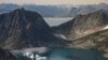 Turisti u čamcima prolaze pored glečera najdužeg i najdubljeg fjorda na svijetu Scoresby Sunda na Greenlandu, 7. septembra 2023.