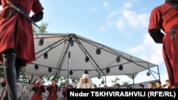 Публика восторженно встречала каждое выступление грузинского коллектива