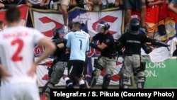 Policija i golman Zvezde Boban Bajković na utakmici Javor-Crvena zvezda, FOTO: Telegraf.rs/S. Pikula