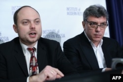 Vladimir Kara-Murza sa ruskim opozicionim političarem Borisom Njemcovim. u Washingtonu, januar 2014.