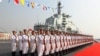 Военнослужащие ВМС Китая в почетном карауле на борту первого и пока единственного авианосца НОАК "Ляонин"