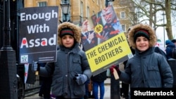 Демонстрация против Владимира Путина и Башара Асада