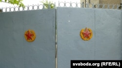 За гэтымі варотамі абласны ваенкамат, куды павінен зьявіцца 26 траўня Аляксандар Буракоў