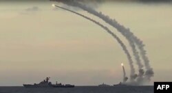 Hazar deňzinde rus harby gämisi tarapyndan ganatly raketalaryň goýberilmegi. 2015-nji ýylyň 20-nji noýabrynda ýerleşdirilen wideonyň skrinşoty.