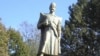 На «Костаобе» школьники читали стихи Хетагурова на осетинском языке, здесь же, во дворе школы, выступил национально-хореографический ансамбль «Нарты»