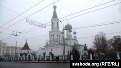 У сямідзясятыя-васьмідзясятыя ў будынку царквы Трох сьвяціцеляў была папулярная дыскатэка "Рэзананс" – месца боек раён на раён. Неўзабаве, як згасьлі бойкі, будынак Дома культуры заводу "Строммаш" вярнулі праваслаўным вернікам