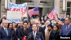 Kanun çykaryjylar 3-nji fewralda USAID-iň Waşingtonyň merkezindäki esasy edarasynyň daşynda ýygnandylar.