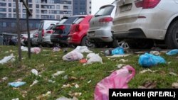 Smeće razbacano posvuda. Priština, 3. februar 2025.