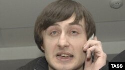 Ибрагим Махмудов-сот аны журналист Анна Политковскаяны өлтүрүүгө тиешеси жок деп акталгандан кийин, Москва, 19-феврлаь