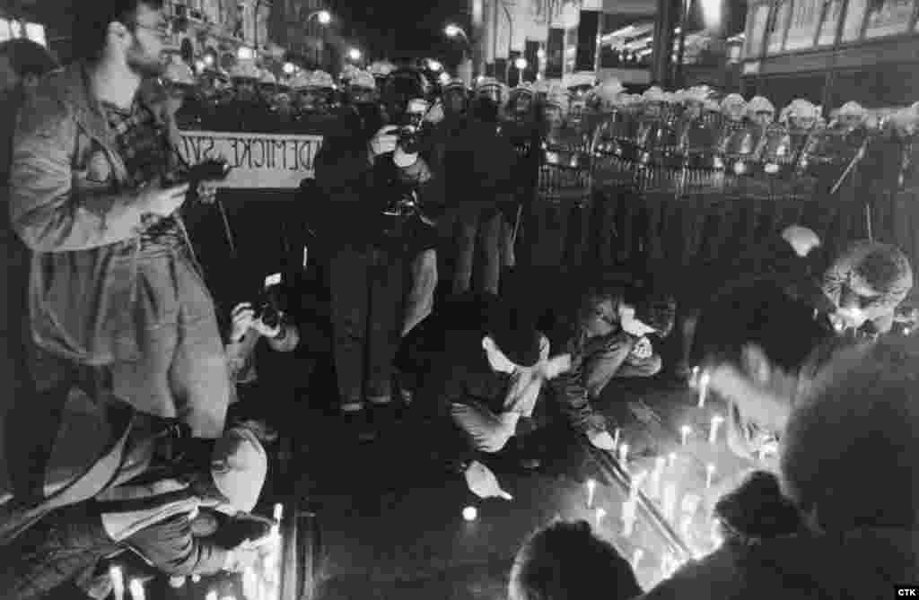 Studentler şem ýakyp "biziň elimiz boşdyr" diýip, özleriniň ýaragsyzdygyny aýtdylar, emma polisiýa olaryň gaçyp gutulmagy üçin bar bolan ähli ýollary böwetläp, gysyp başlady. 