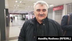 Լրագրող Աֆղան Մուխթարլին Բեռլինի օդանավակայանում,17-ը մարտի, 2020թ․ 
