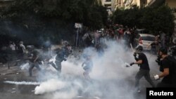Protest pristalica ekstremističke "Nove zore" ispred suda gde je u toku proces čelnicima ove organizacije
