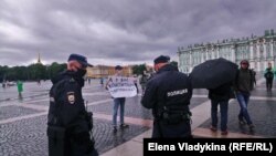 Пикеты на Дворцовой площади в Санкт-Петербурге против поправок к Конституции