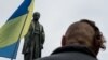 Чоловік на акції у центрі Києва у День захисника України і свято Покрови, 14 жовтня 2016 року