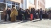 Очередь у здания городской администрации, Ашхабада. 
