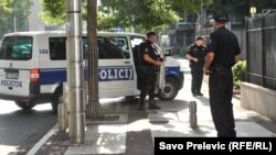 Beskompromisna borba protiv korupcije i organizovanog kriminala je jedna od ključnih tačaka Sporazuma koji su potpisali lideri tri koalicije (na fotografiji policija ispred suda u Podgorici)