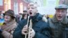Латвія - Протести перед парламентом проти запропонованого бюджету, Рига, 1 грудня 2009 року.