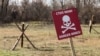 Иллюстрационное фото. Табличка «Мины», село Сизое на границе с Россией, Луганская область