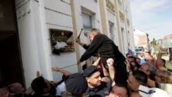 Razbijanje ploča sa natpisima na latinici i ćirilici na tijelima lokalne vlasti u Vukovaru